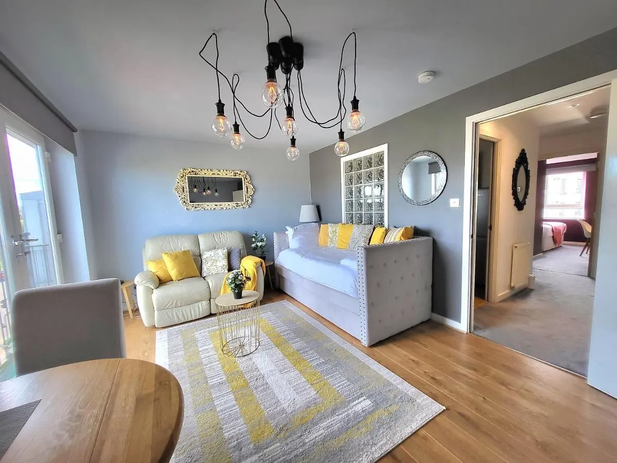 4 Separate Beds, Sleeps 6, Beautiful 2 Bed Apt Edinburgh 0*,