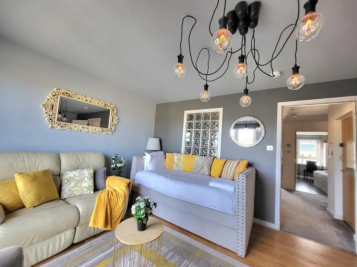 4 Separate Beds, Sleeps 6, Beautiful 2 Bed Apt Edinburgh 0*,  Egyesült Királyság