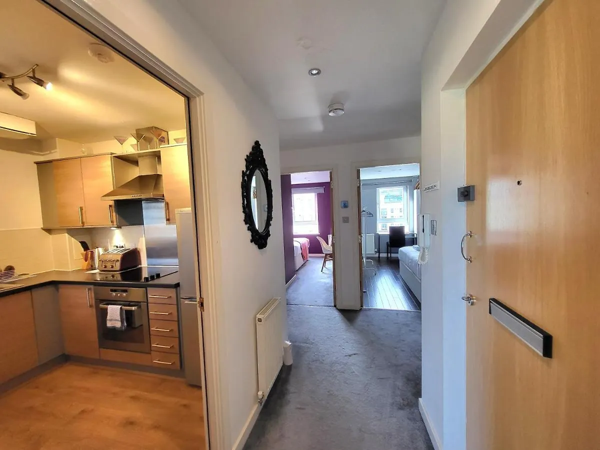 4 Separate Beds, Sleeps 6, Beautiful 2 Bed Apt Edinburgh