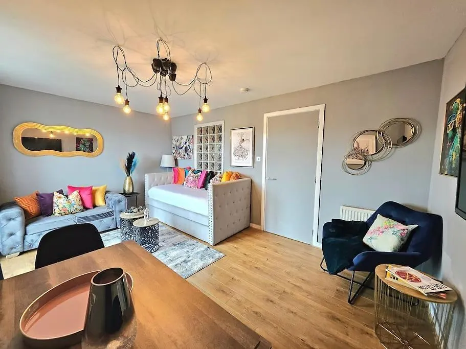 4 Separate Beds, Sleeps 6, Beautiful 2 Bed Apt Edinburgh