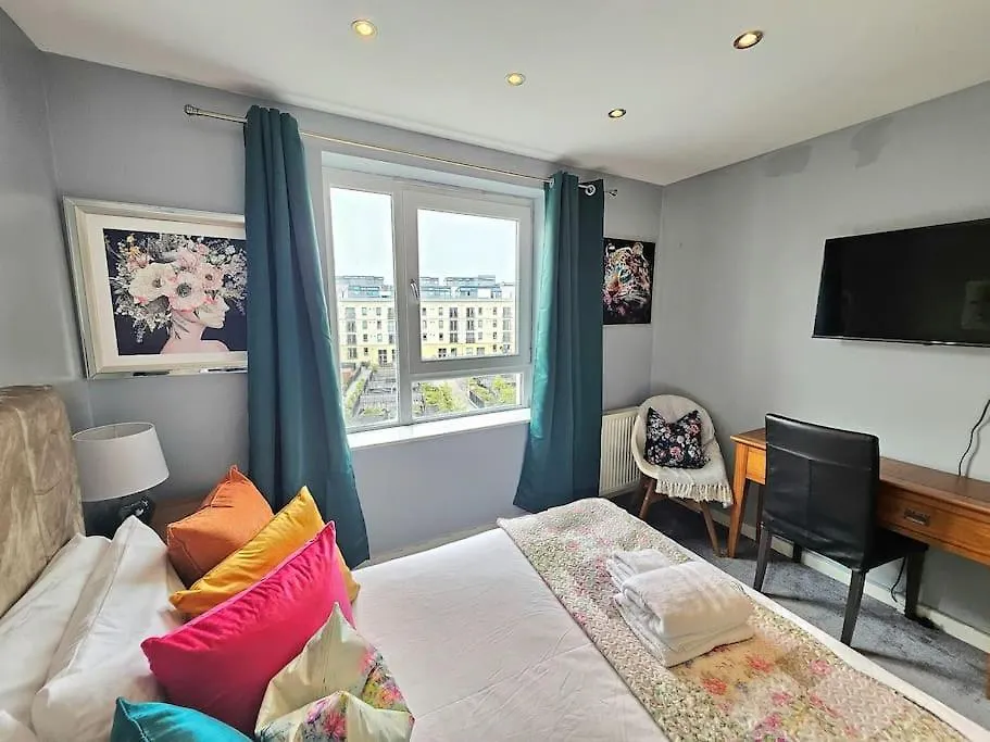 4 Separate Beds, Sleeps 6, Beautiful 2 Bed Apt エディンバラ アパート