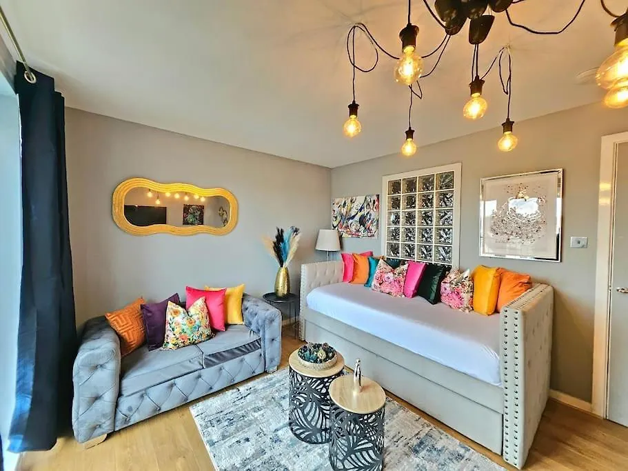 4 Separate Beds, Sleeps 6, Beautiful 2 Bed Apt エディンバラ